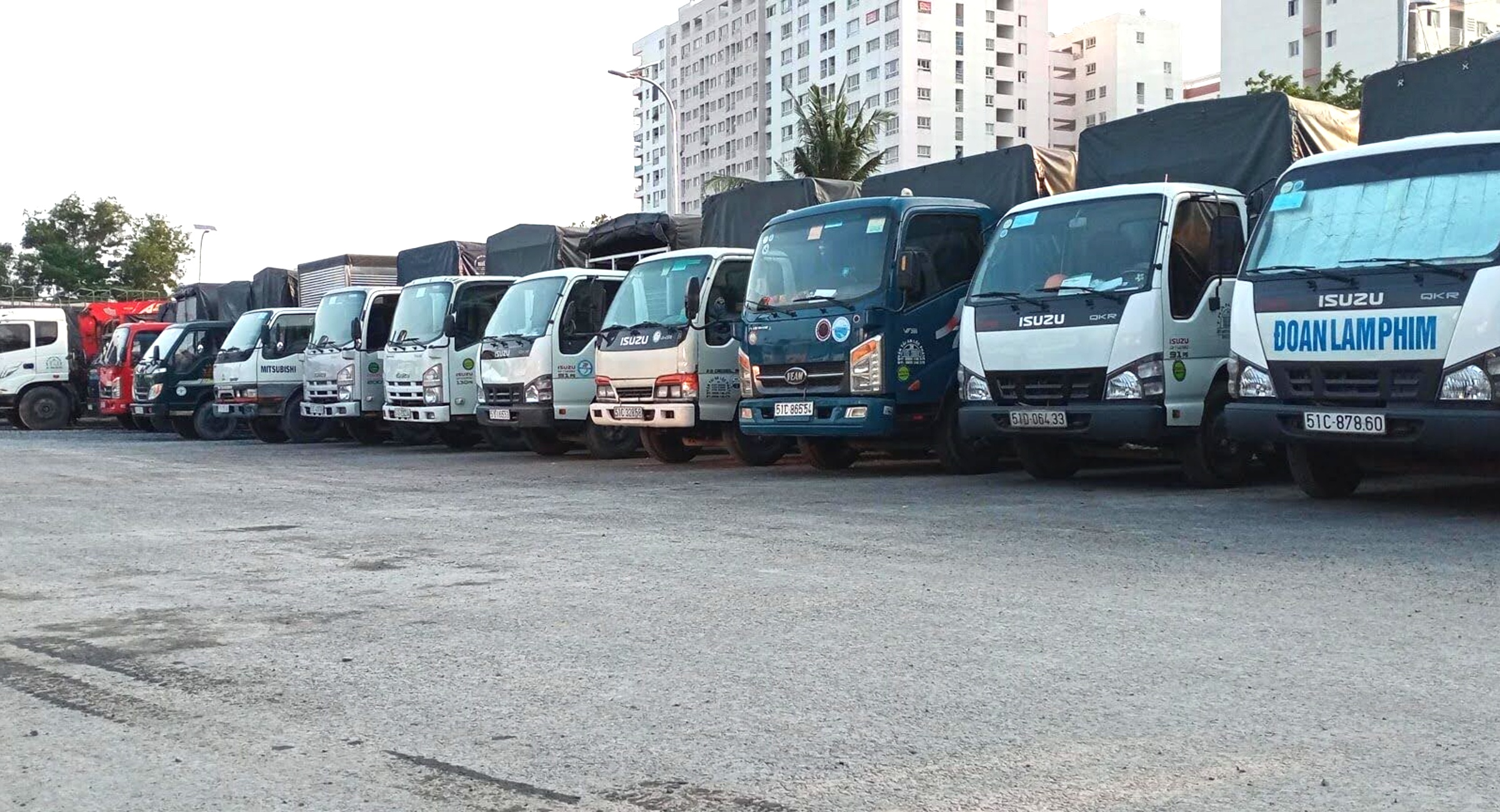Xe tải thùng bạt Danh Long chở hàng